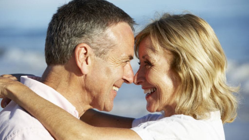 Suhteessa kannattaa säilyttää läheisyyttä ja hellyyttä. Kuvituskuva.