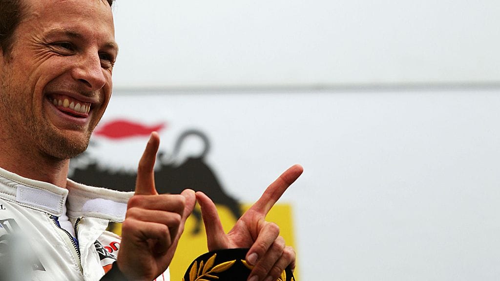 Jenson Button näyttää käsimerkkiä tyttöystävälleen.