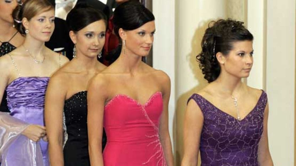 Olarin Voimistelijoiden Dynamot kättelyjonossa.