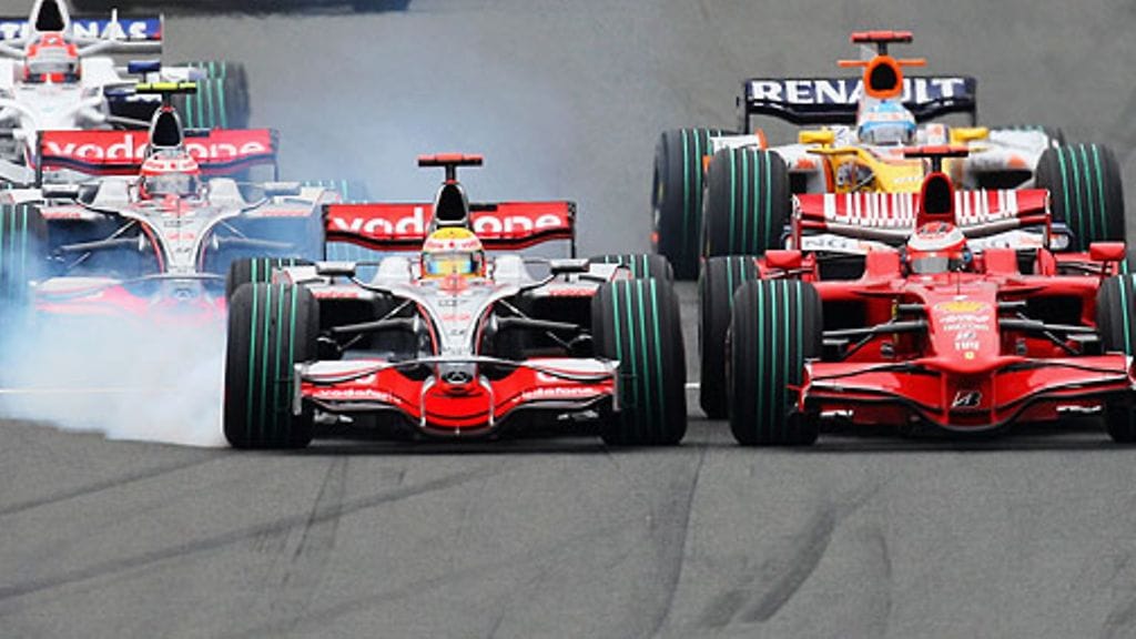 Lewis Hamilton ja Kimi Räikkönen Japanin GP:n lähdössä, kuva: Mark Thompson/Getty Images