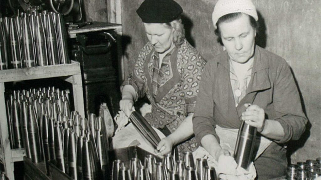 Sotatoimialueella työskentelevät naiset puursivat vaarallisissa olosuhteissa.