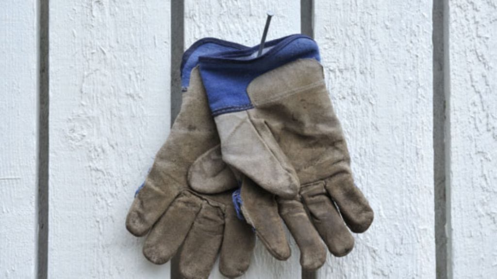 Lapissa monet ovat joutuneet jättämään hanskat naulaan.