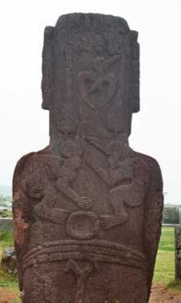Moai-patsaaseen kaiverrettuja Lintumies-kultin symboleja.