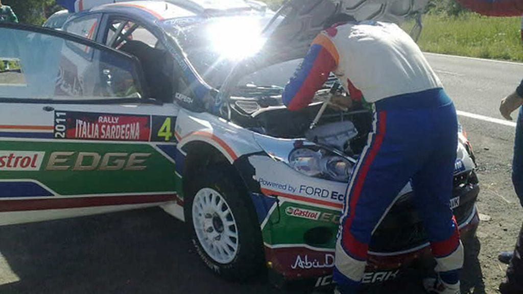 Latvala yritti korjata autoaan EK1:n jälkeen.