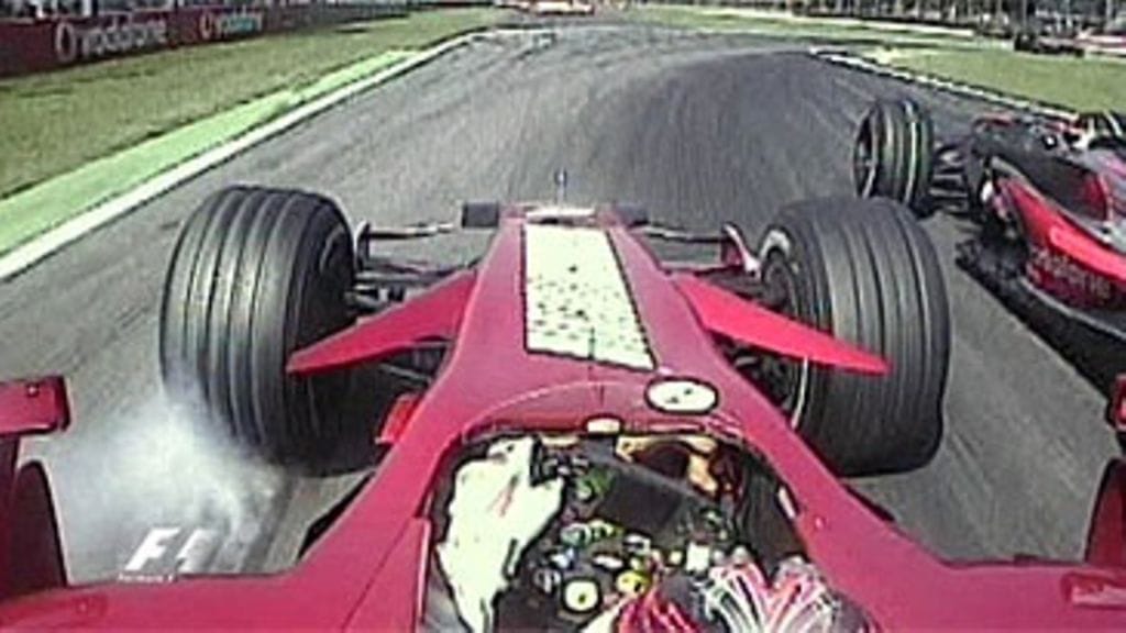 Lewis Hamilton ohittaa Kimi Räikkösen, kuva: MTV3