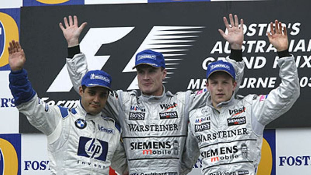 Juan Pablo Montoya, David Coulthard ja Kimi Räikkönen Australian GP:n palkintokorokkeella. Kuva: Clive Rose/GETTY.