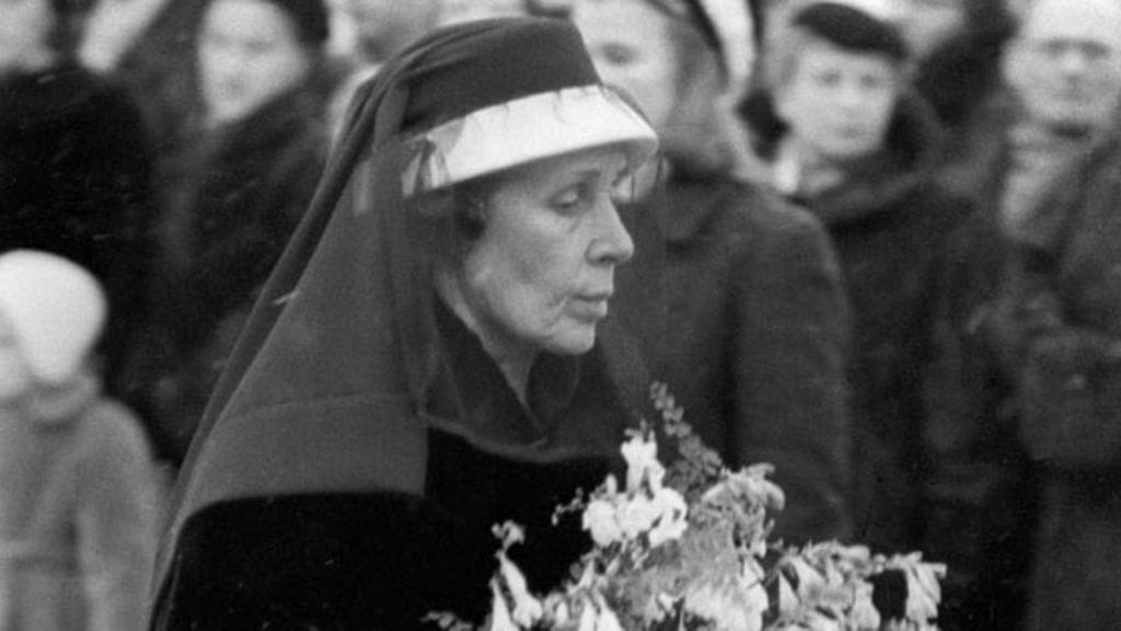 Tietokirjailija kertoo, että Gerda Rytin radiopuheissa on spiritualistinen sävy. Kuvassa Gerda miehensä hautajaissaattueessa vuonna 1956.