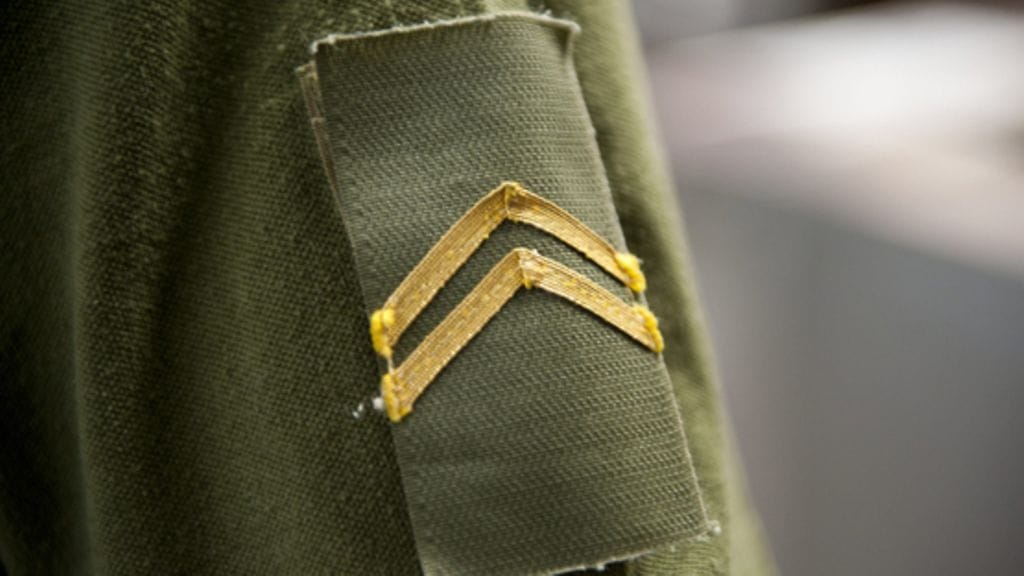 Valtahierarkia on tiukka armeijassa. Se miellyttää autoritaarisuuteen taipuvaista narsistia.