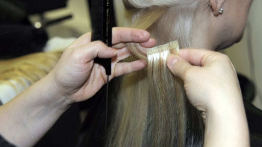 Monen naisen hiukset, ripset ja kynnet ovat ostettuja lisäkkeitä. Hienoa elämäntyyliä ja ulkonäköä rahoitetaan velkarahalla. Kuvituskuva.