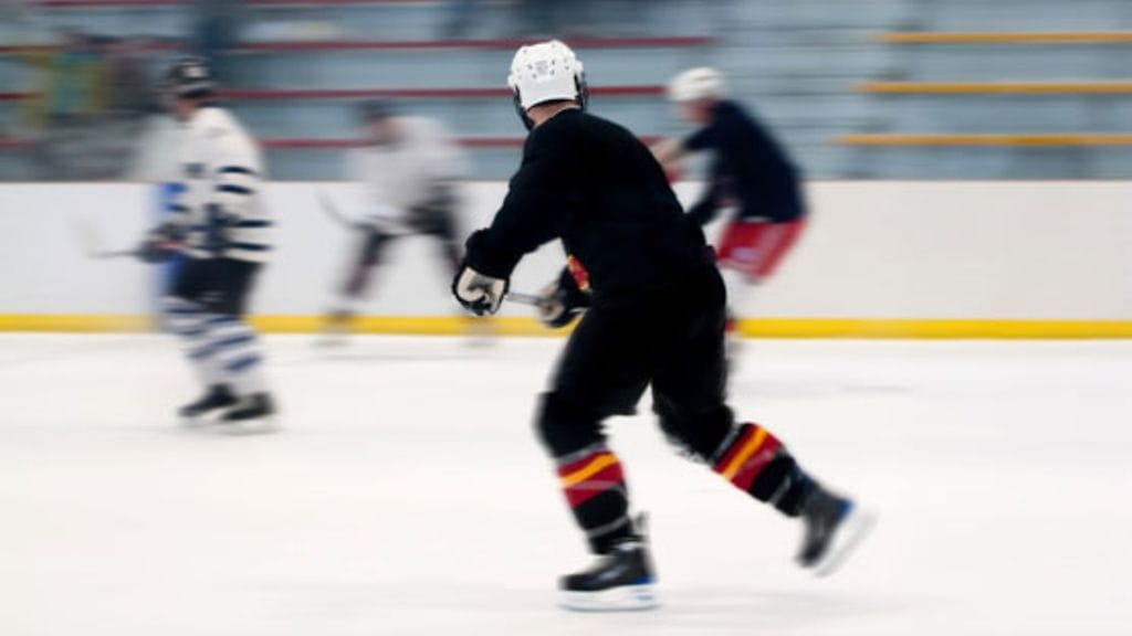 Nuorta miestä etsivän vanhemman naisen kannattaa astua mukavuusalueeltaan vaikka jääkiekkokaukaloon.