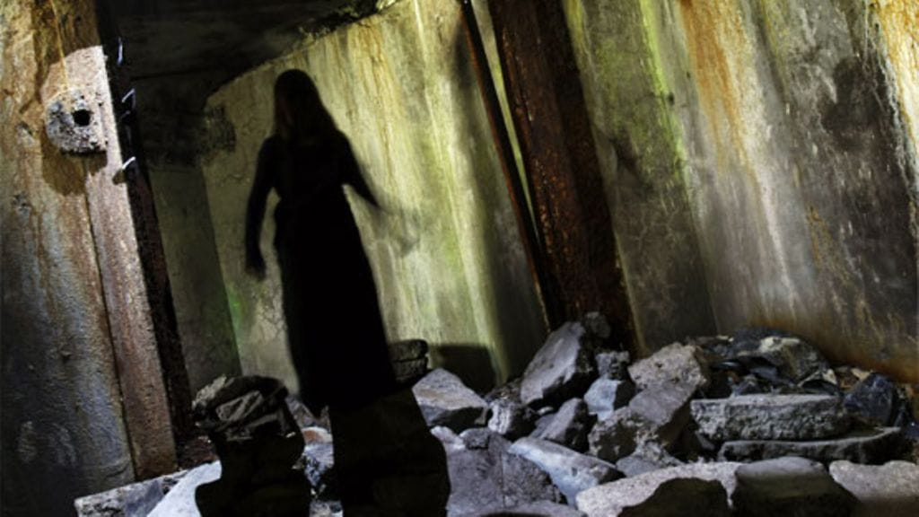 Kummitustarinoita kerrottiin ennen radion ja television korvikkeina. Kuvituskuva.