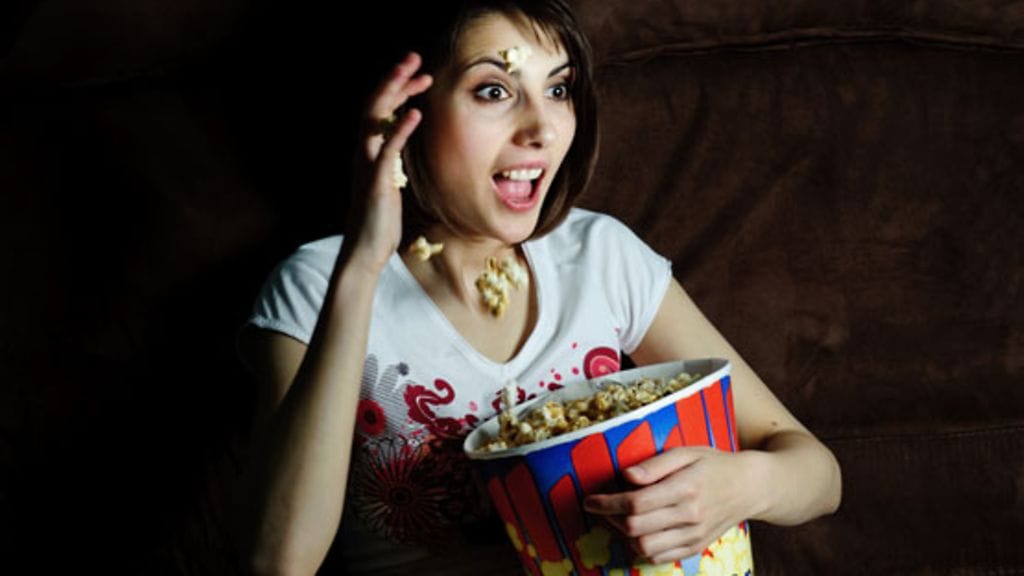 Kovaan ääneen rouskuttaminen ja kommentoiminen ärsyttävät elokuvissa kävijöitä. Kuvituskuva.