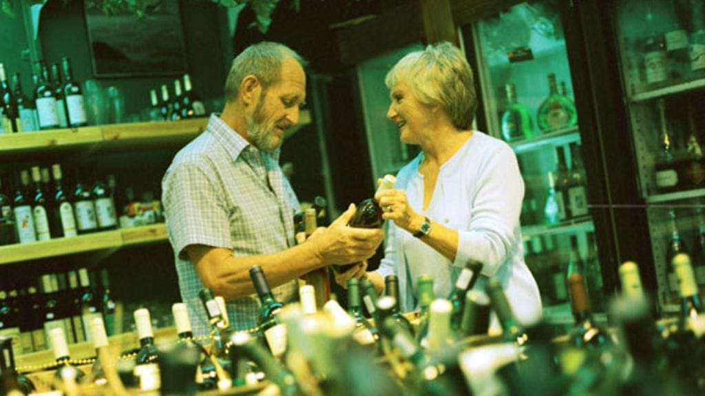 Alkoholijuomat kehotetaan ostamaan maun ja terveyden takia kalliimpina ylähyllyiltä. Kuvituskuva.