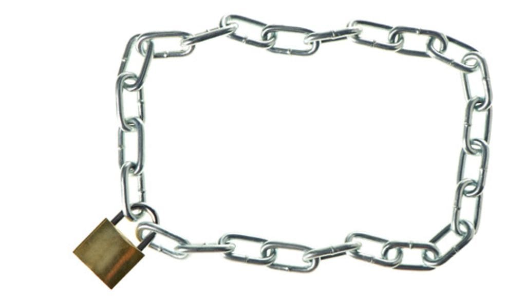 Ex-mies ei suostu irrottamaan otettaan Leenasta.