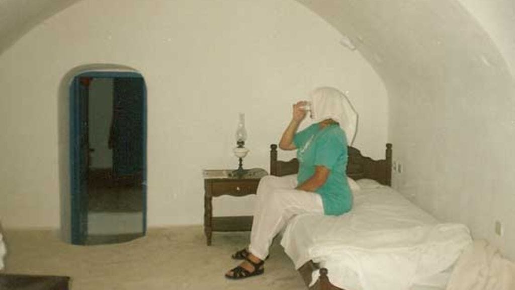 Tunnelmia luolahotellista Santorinilla.