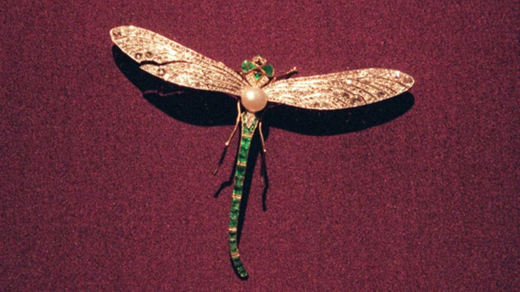 "Fabergen maailma - Aarteita Moskovan Kremlin museon kokoelmista" -näyttely avattiin tiistaina Helsingin Taideteollisuusmuseossa. Kuvassa rintakoru "Sudenkorento". LEHTIKUVA / MATTI BJÖRKMAN