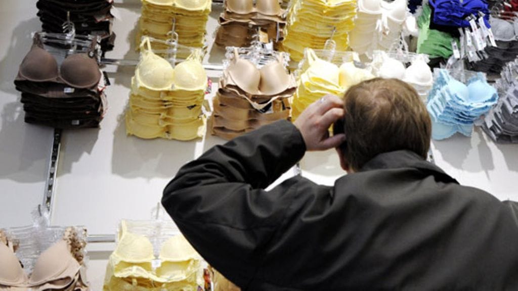 Alusvaatteiden ostaminen lemmitylle saattaa aiheuttaa päänvaivaa.