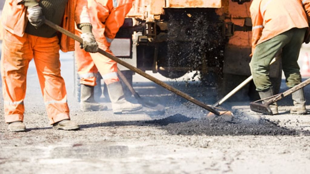 Huono ja muuttumaton työasento fyysisessä työssä voi altistaa iskiakselle.