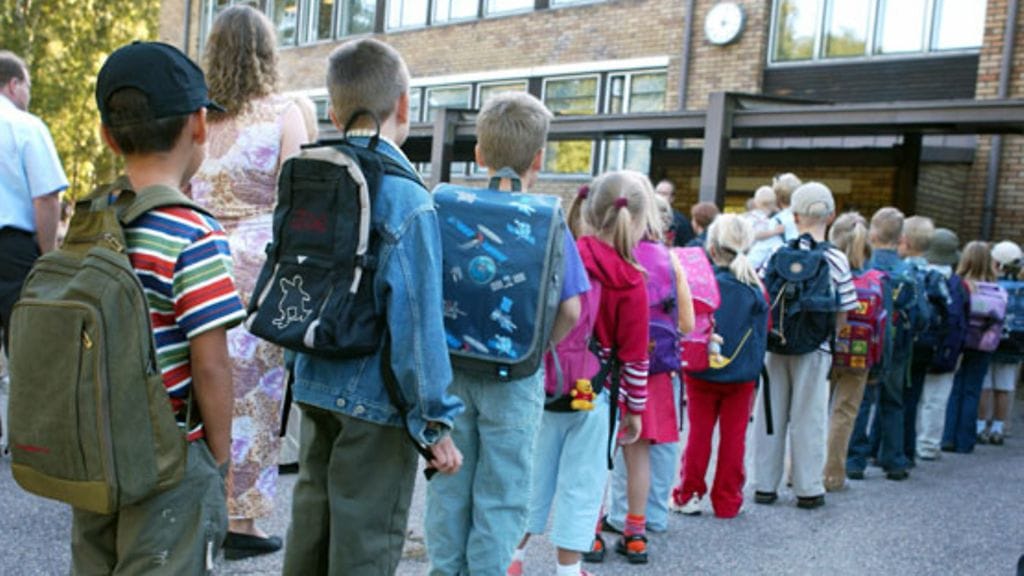 Saaristolaisia harmittaa, että Suomen kesälomarytmi eroaa muusta Euroopasta ja katkaisee matkailusesongin.