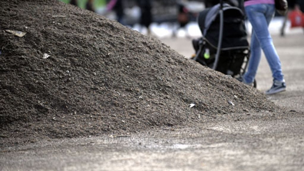 Hiekoitushiekkaa ei ainakaan Helsingin kaupungilla käytetä uudestaan samaan tarkoitukseen.