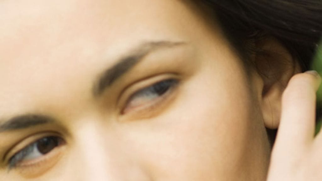 Selvänäkijä kieltää kurkkivansa toisten elämään huvin vuoksi. Kuvituskuva.