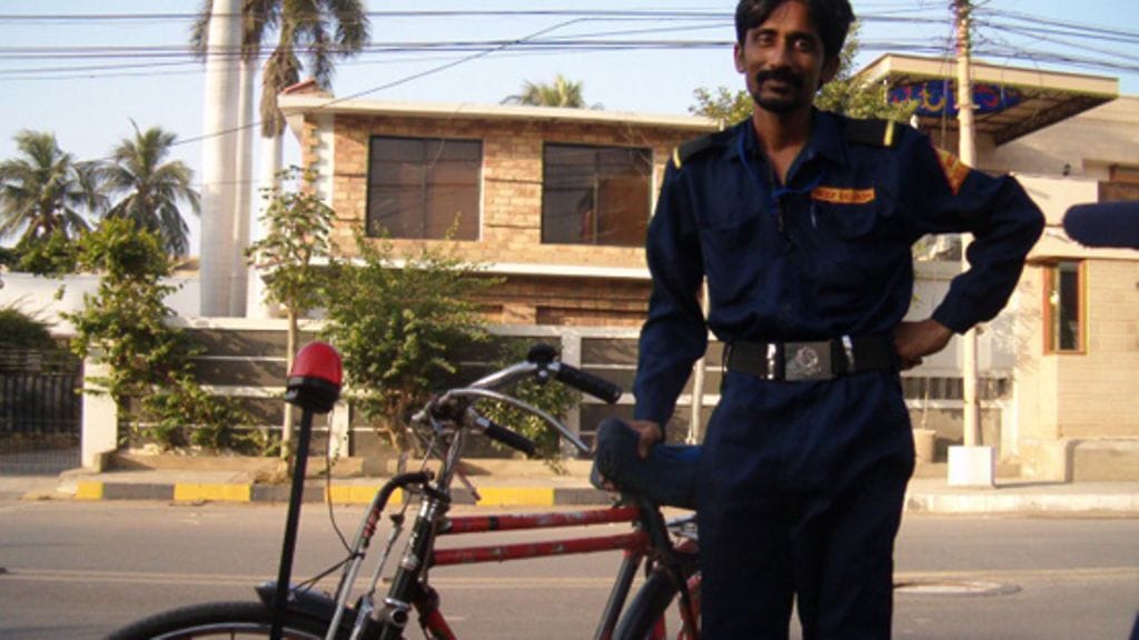 Paikallinen poliisi on hyvin ystävällistä ja liikkuu myös ympäristöystävällisesti hälytyslaitteilla varustetulla polkupyörällä.