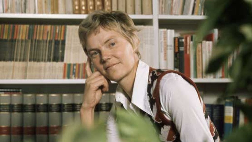 Nuori Märta Tikkanen työhuoneessaan.