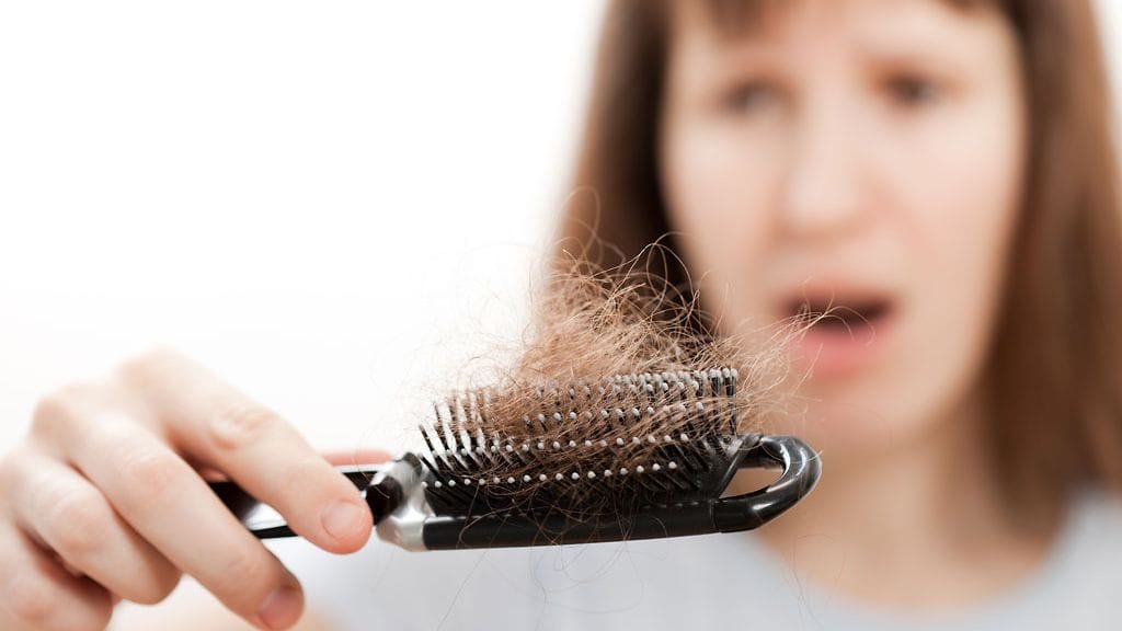 Kärsitkö hiustenlähdöstä? Kuvituskuva.