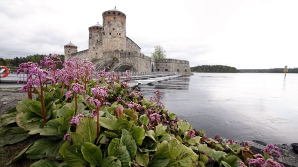 Olavinlinna näyttää erilaisilta eri vuodenaikoina.