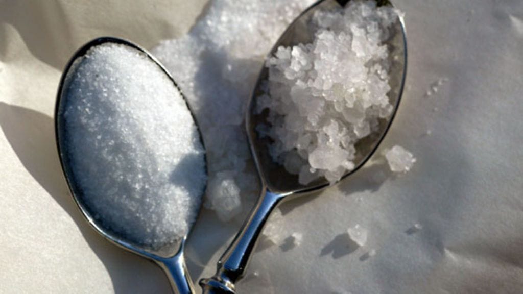 Shiatsuhoitajan mielestä valkoisen suolan sijaan pitäisi syödä harmaata merisuolaa. Kuvituskuva.