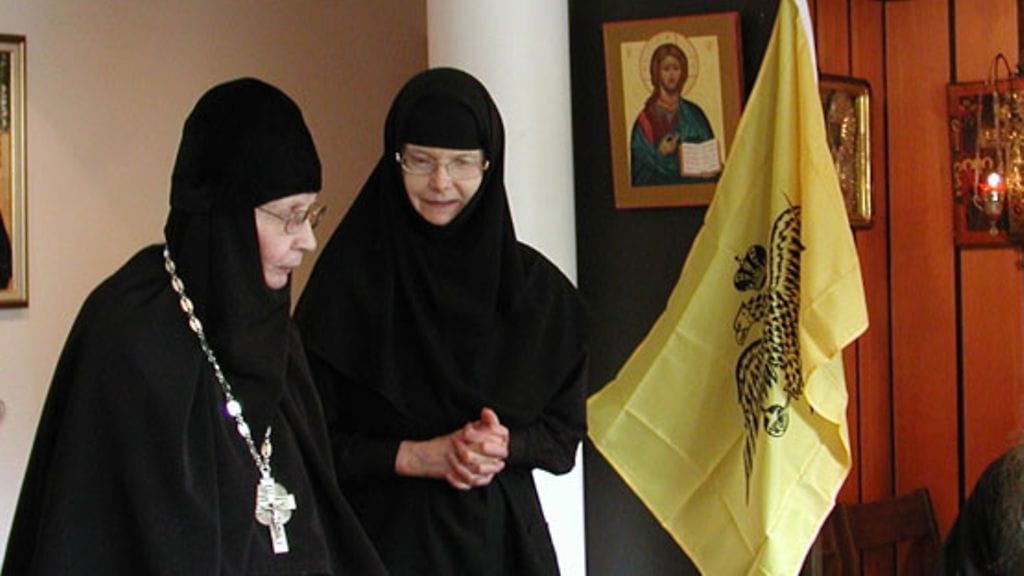 Nunna Kristoduli edesmenneen igumenia Marinan kanssa Lintulan luostarin ruokasalissa.