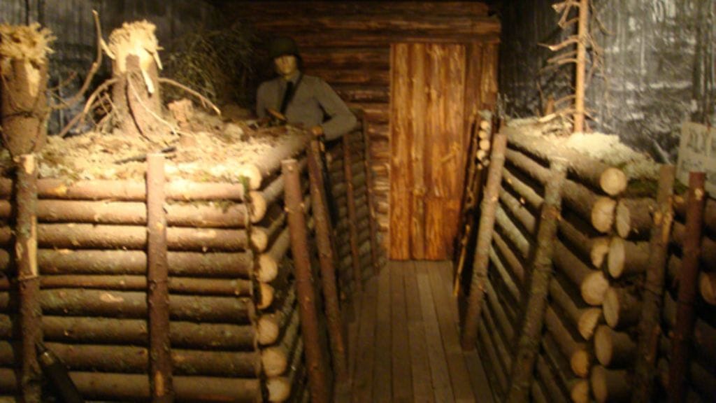 Kalervo Kaarre on rakentanut kotinsa yhteyteen korsun, juoksuhaudan ja kanttiinin.