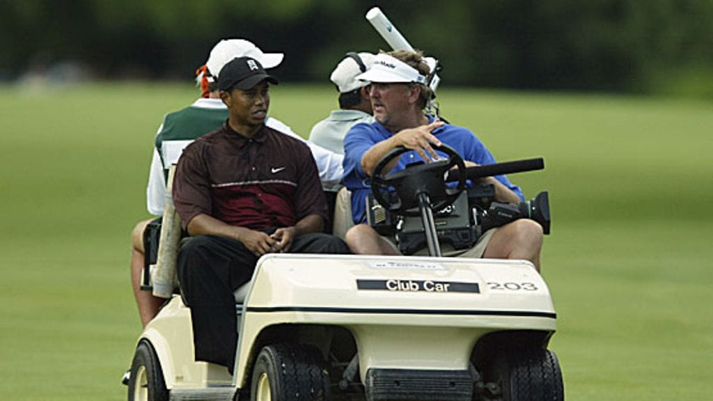 Tiger Woods golfkärryn kyydissä 2003. Kuva: Andy Lyons/GETTY.
