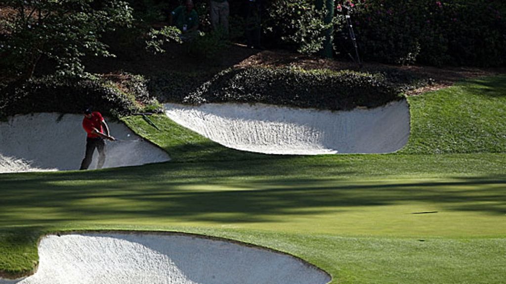 Tiger Woods bunkkerissa Augusta National -kentällä, kuva: Streeter Lecka/Getty Images