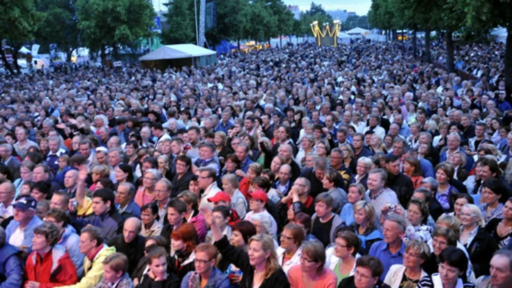 Tangomarkkinayleisöä seuraamassa Jari Sillanpään esiintymistä.