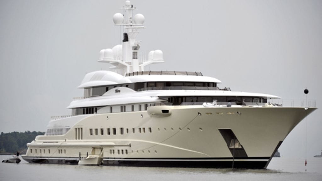 Venäläisen miljardöörin Pelorus-jahti Laajasalon öljysatamassa vuonna 2010.