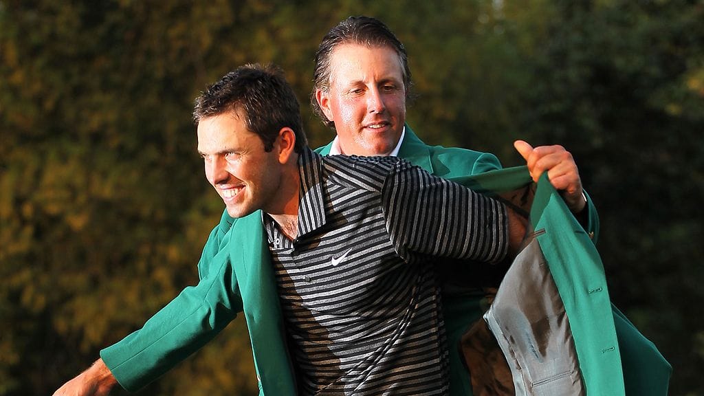 Charl Schwartzel pukee Major-voittajan vihreän takin päälleen