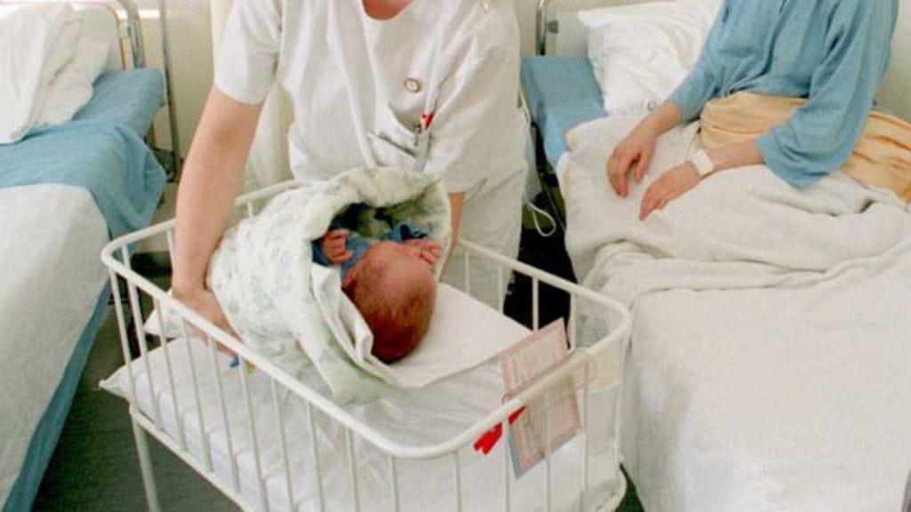 Osa äideistä ei osaa heti iloita vauvasta. Kuvituskuva.