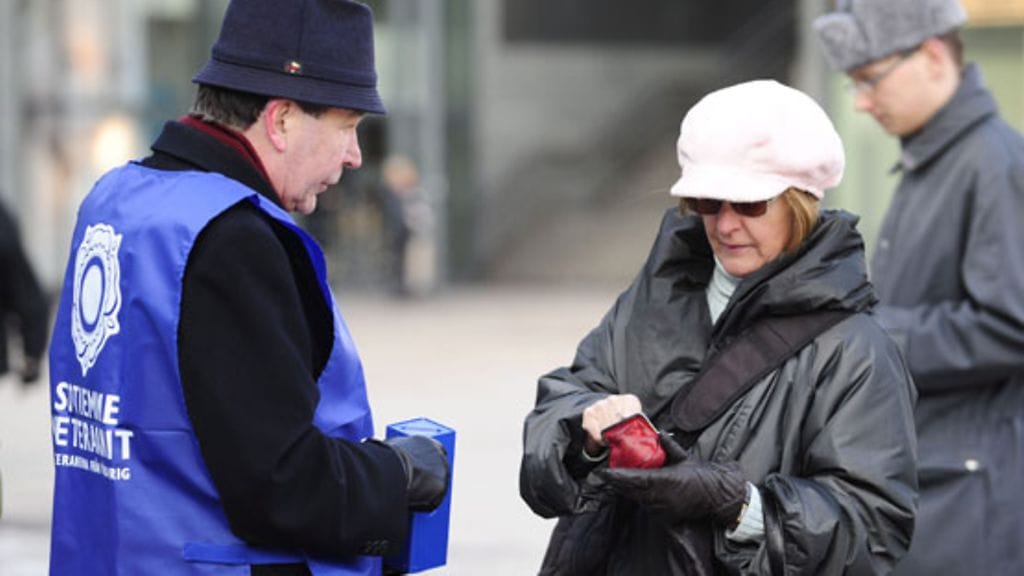 Kuva Sotaveteraanien muutaman vuoden takaisesta keräyksestä Narinkkatorilta.