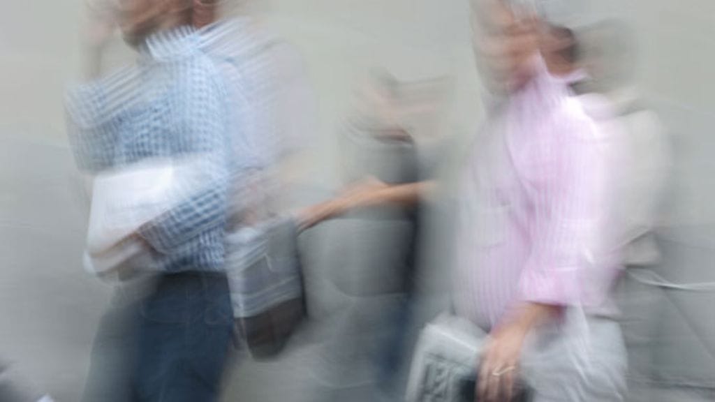 Silmänpohjan ikärappeuman myöhäisvaiheessa viivat voivat vääristyä, näkökenttää pimentää varjo ja tuttujen tunnistaminen vaikeutua. Kuvituskuva.