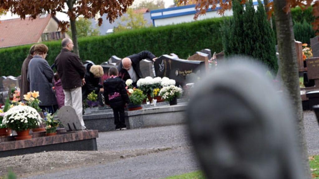 Aina läheisen kuolema ei tuo yhteen, vaan repii erilleen.