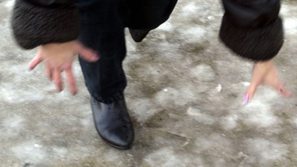 Kaatumisen aiheuttamat päävammat on syytä ottaa vakavasti.