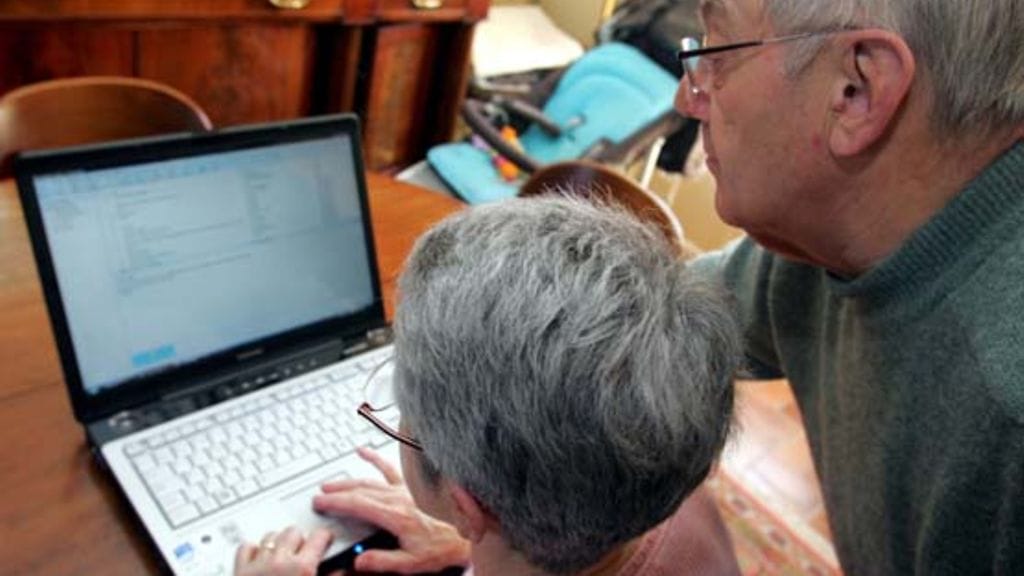 Kyselyyn vastanneiden mielestä täytyy olla mahdollisuus valita, haluaako käyttää sähköistä vai perinteistä palvelua. Kuvan henkilöt eivät liity juttuun.