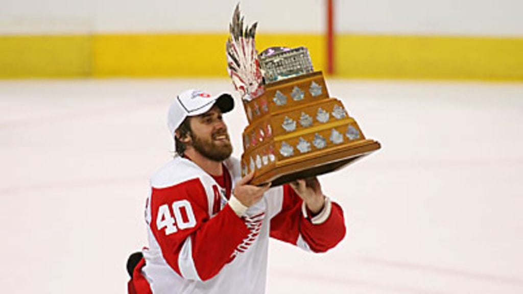 Henrik Zetterberg ja Conn Smythe -palkinto, kuva: Jim McIsaac/Getty Images