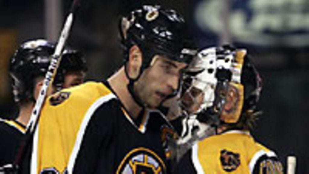 Zdeno Chara onnittelee Hannu Toivosta, kuva: Elsa/Getty Images