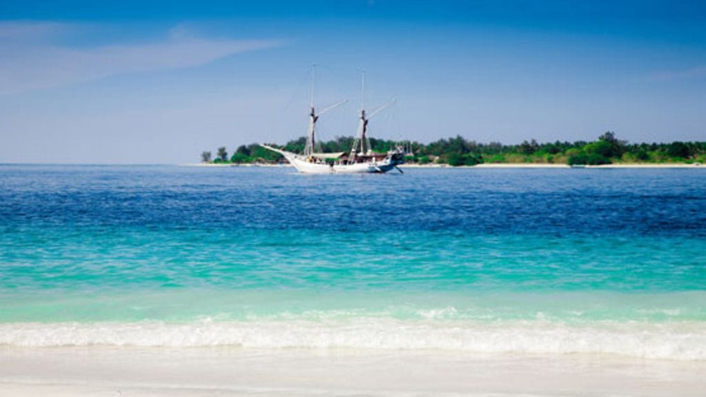 Karibialla voi yhä purjehtia vanhan ajan tyyliin rommia maistellen.