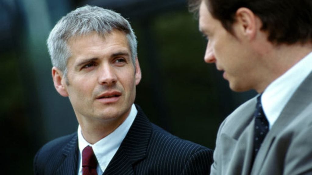 Huonokuuloisen kannattaa tarkkailla puhekumppanin suuta ja eleitä. Kuvituskuva.