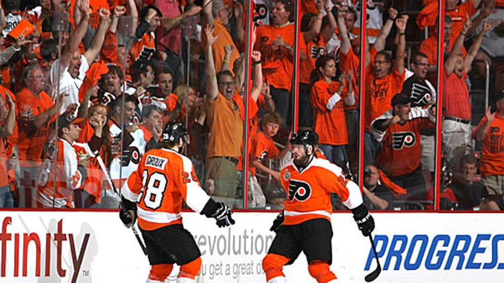 Ville Leino, Claude Giroux ja yleisö juhlivat, kuva: Dave Sandford/NHLI via Getty Images