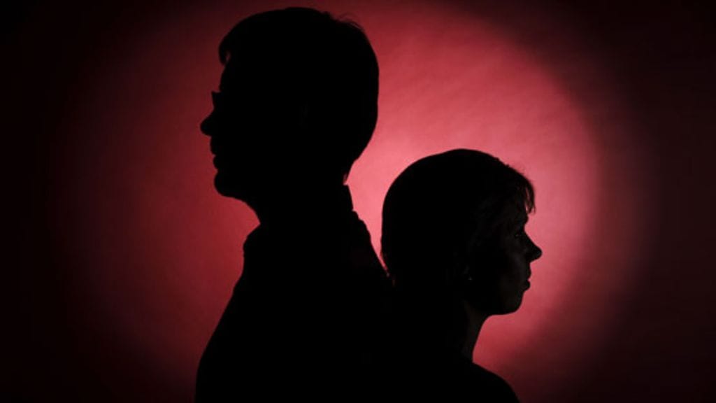 Puhumattomuus vie parisuhteen solmuun.