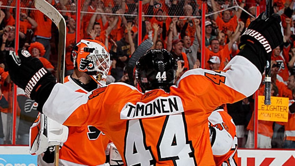 Kimmo Timonen ja maalivahti Michael Leighton, kuva: Jim McIsaac/Getty Images
